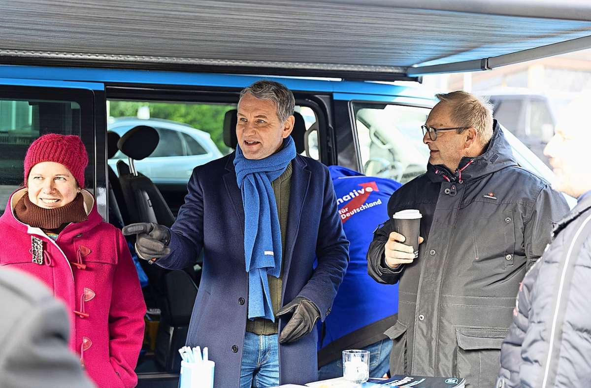 AfDler unter sich: Die Thüringer Landtagsabgeordneten  Nadine Hoffmann und Björn Höcke  mit Sonnebergs Gebietsverbandschef Falko Graf (rechts).