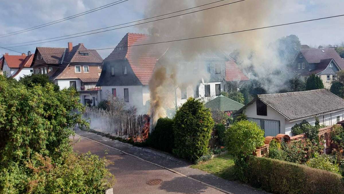 In Hildburghausen: Feuerwehr muss Hecke löschen