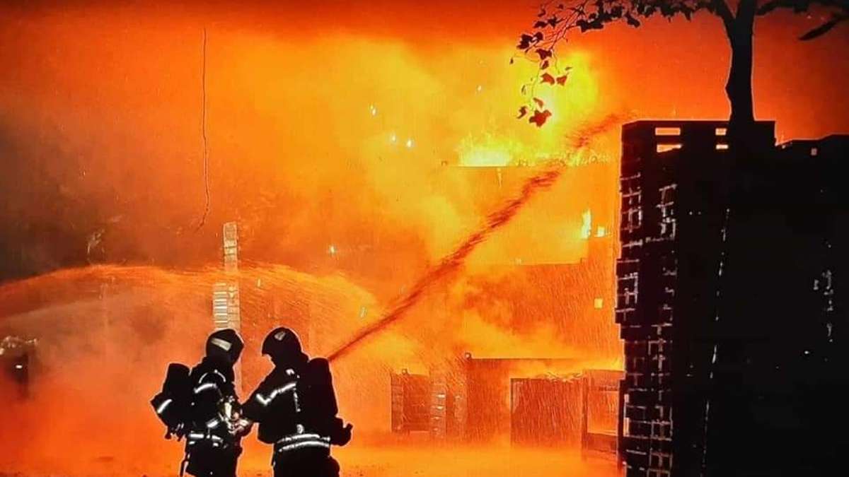 Elektroschrott geriet in Brand: 50.000 Euro Schaden bei Brand einer Lagerhalle