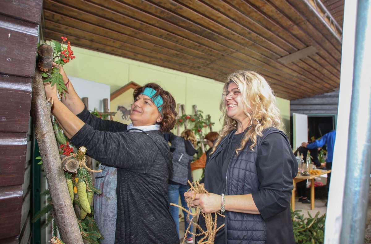 Viele Helfer braucht das Fest. Hier dekorieren Iris Kolk (l.) und Alexandra Blaurock den Schmuck für das große Kirmeszelt.