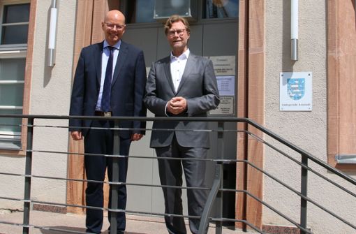 Justizminister Dirk Adams (rechts) sprach in Arnstadt unter anderem mit dem Direktor des Amtsgerichts und Vollzugsleiter Jörg Pippert. Foto: Julia Ströbel