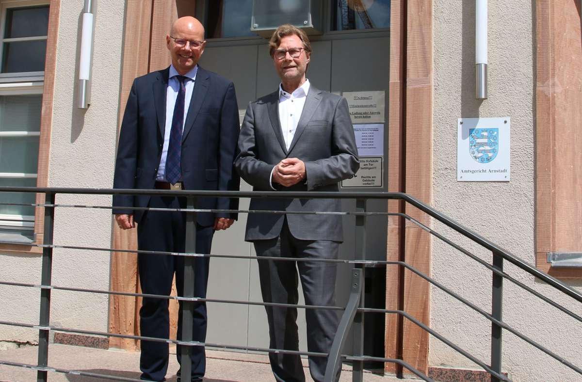 Justizminister Dirk Adams (rechts) sprach in Arnstadt unter anderem mit dem Direktor des Amtsgerichts und Vollzugsleiter Jörg Pippert. Foto: Julia Ströbel