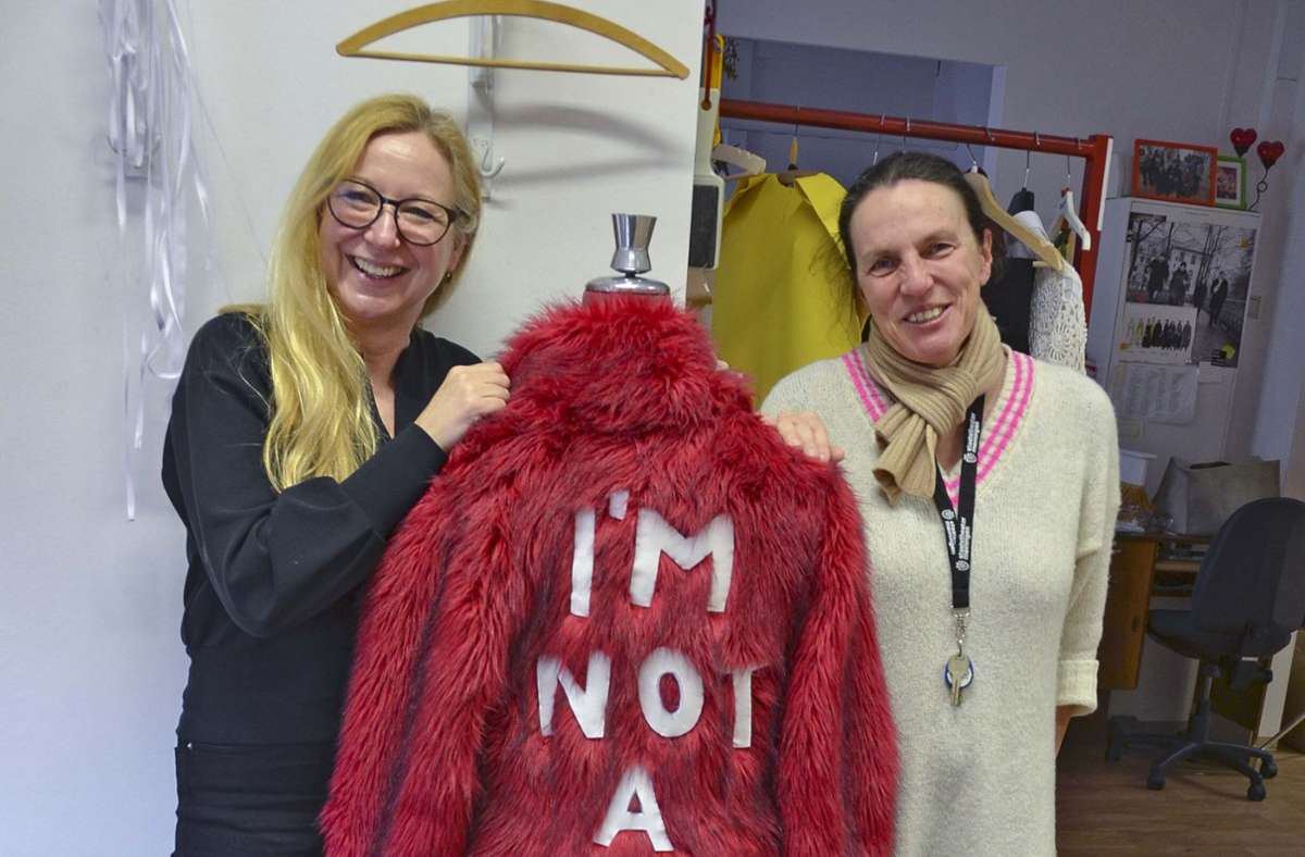 Sind begeistert von den Ergebnissen: Kostümbildnerin Cornelia Kraske und Antonia Fietz (Leiterin der Kostümabteilung, von links) hier mit dem Pelzmantel aus dem Fundus, der mit aufgenähten Buchstaben  den besonderen Pep bekam: „I’m not a boss bitch, I’m a boss, bitch!“ (Ich bin keine Chefschlampe, ich bin ein Chef, Schlampe!)