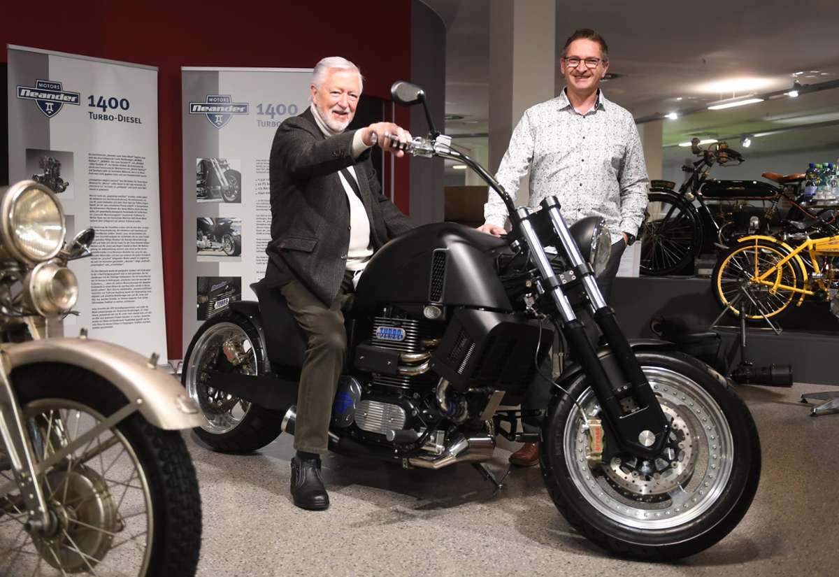Joachim Scheibe und Thorsten Orban präsentieren das Super-Bike im Suhler Fahrzeugmuseum.