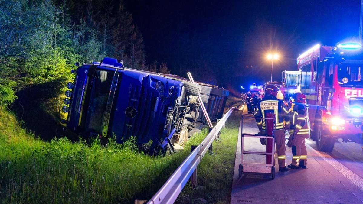 Thüringen: Sattelschlepper kippt auf A 71 um: Fahrer verletzt