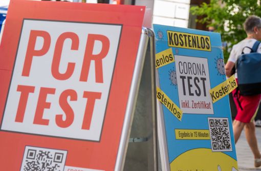 Die Zahl an PCR-Tests ist aktuell rückläufig. Ihre Trefferquote aber steigt. Foto: dpa/Peter Kneffel