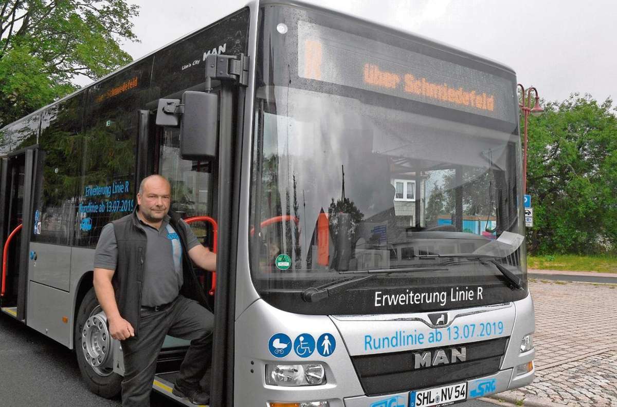 Mike Vetter ist der erste Busfahrer der SNG, der auf der neuen Ringlinie unterwegs war. Fotos (3): frankphoto.de