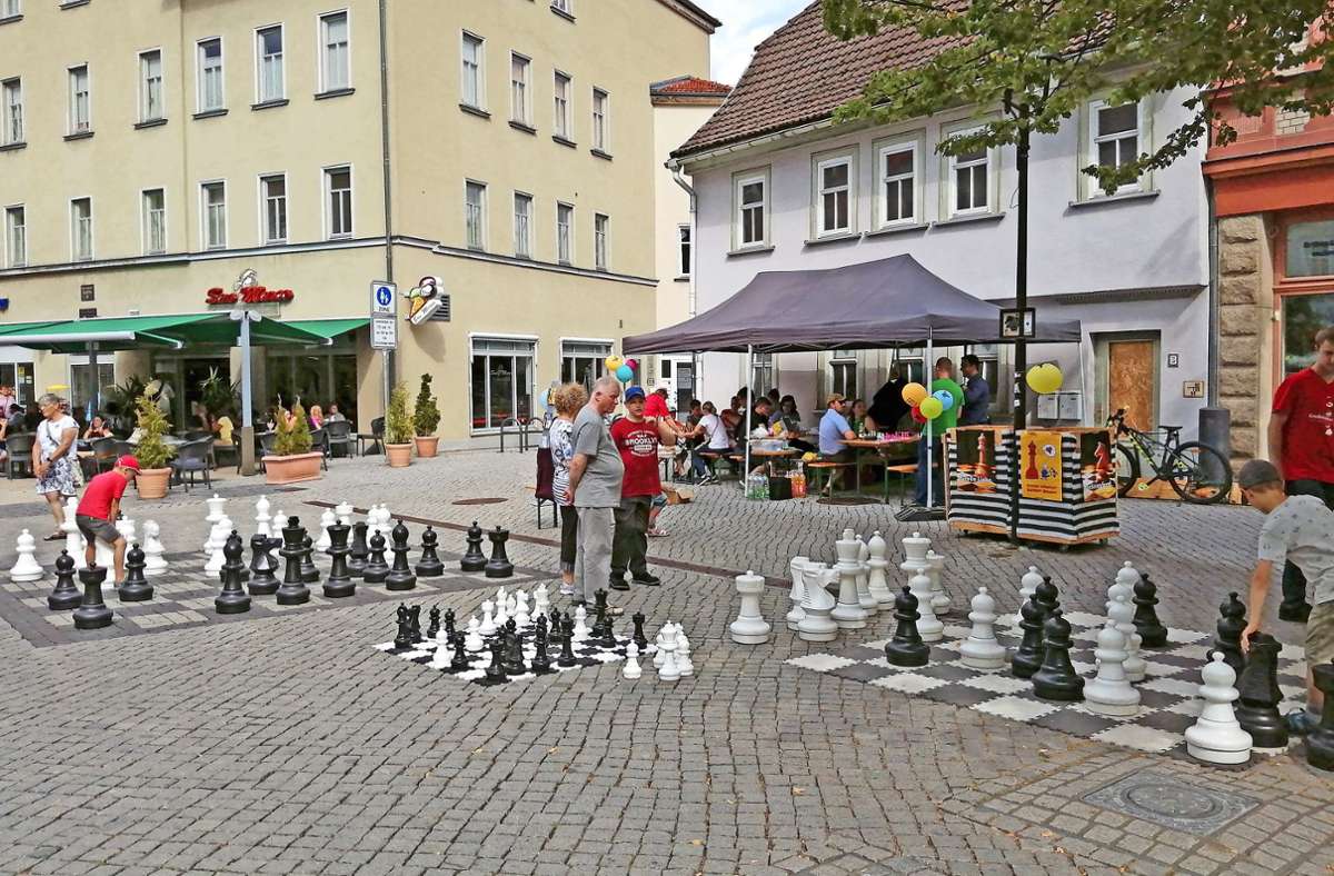 Vor dem Schnellschachturnier in Ilmenau hatte der Ilmenauer Schachverein zum Schachspiel in die Fußgängerzone eingeladen. Foto: Marina Hube