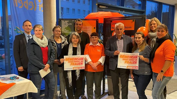 Aktion zum „Orange Day“: Ein Rettungsschirm für Opfer von Gewalt