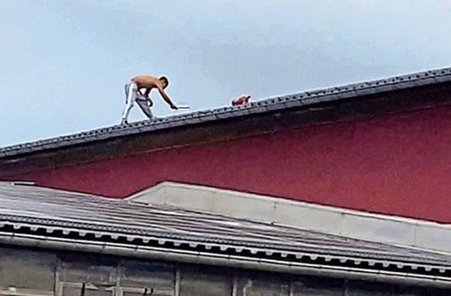 Am Sonntagnachmittag, gegen 13.30 Uhr, zerstörte ein 21-jähriger Mann PV-Module, die auf dem Dach eines Hauses Am Siechenrasen installiert waren. Foto: privat