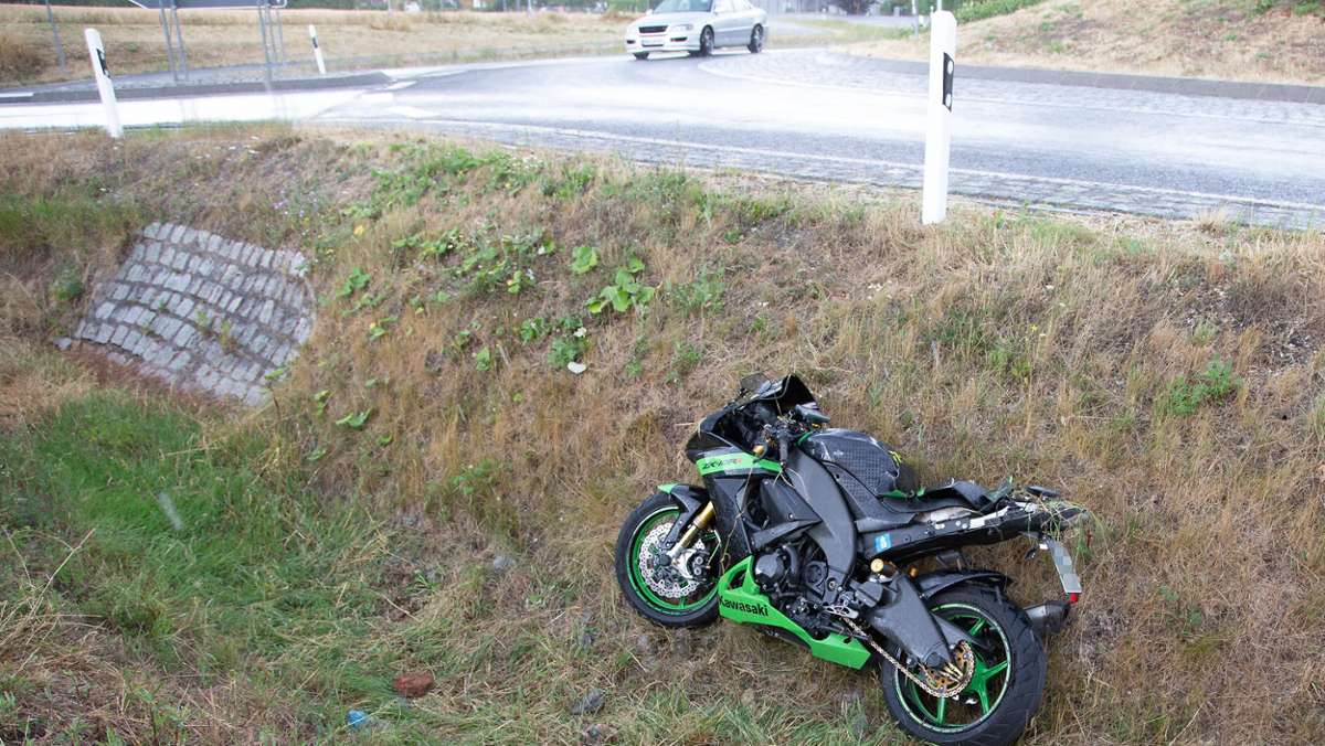 Hildburghausen: Motorrad rutscht weg - 70-Jähriger verletzt sich