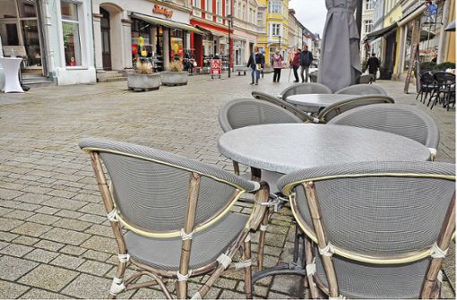 Wer Tische und Stühle auf öffentliche Straßen stellt, muss eigentlich dafür bezahlen. Die Stadt aber will weiter auf die Gebühr verzichten. Foto: /Marko Hildebrand-Schönherr