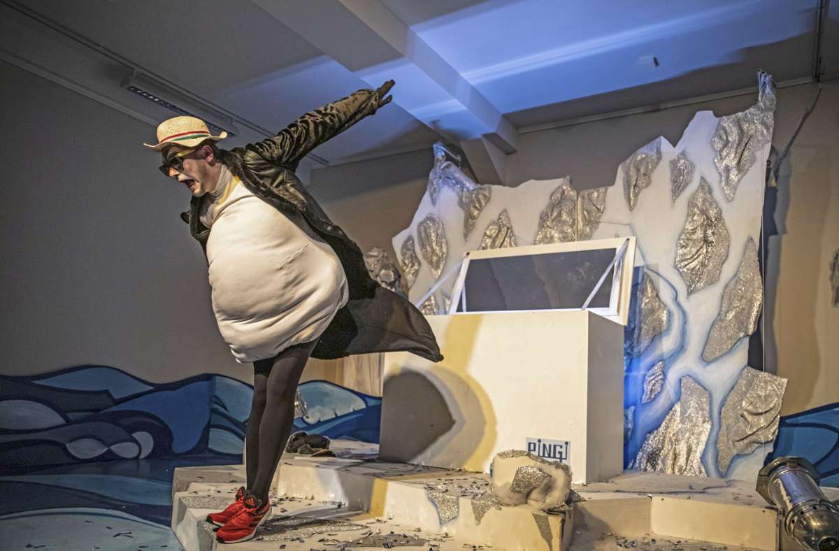 Emil Schwarz als „Der dickste Pinguin vom Pol“ beim galanten Sprung von der Eisscholle auf der Meininger Bühne. Foto: /Christina Iberl