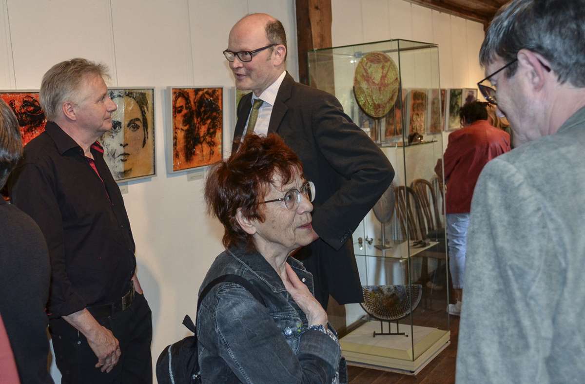 Glaskünstler Wolfgang Nickel im Gespräch mit Museumsdirektor Philipp Adlung (im Hintergrund von links) zur Ausstellungseröffnung. Foto: /Sigrid Nordmeyer