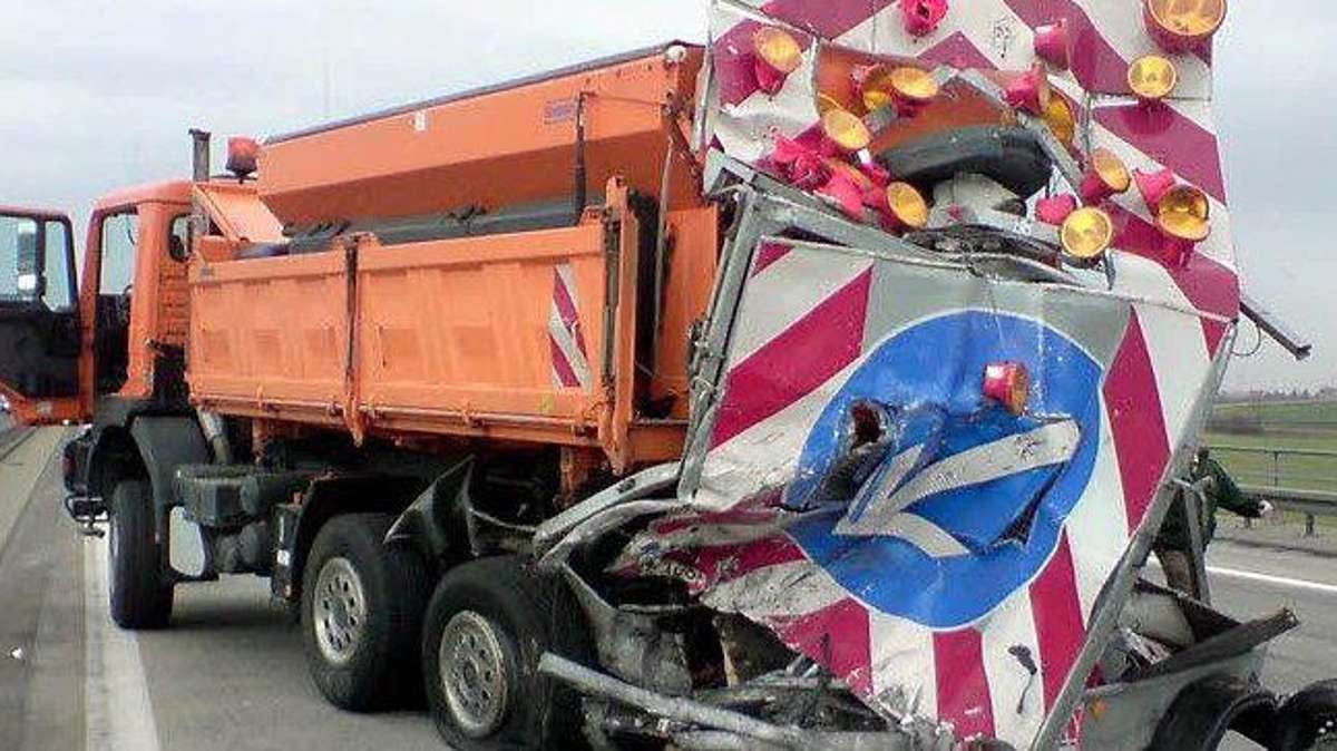 Thüringen: Laster fährt auf Autobahn 71 bei Suhl auf Schilderwagen auf