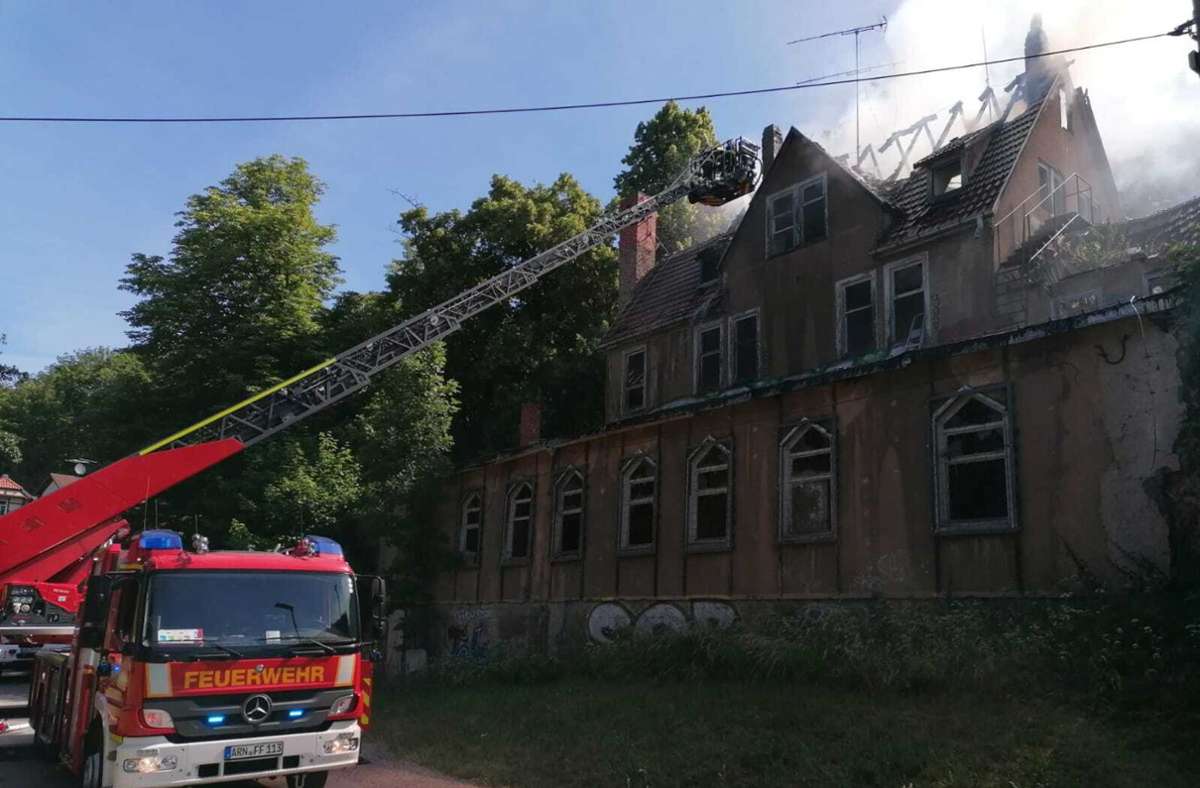 In Arnstadt hat ein ehemaliges Wohnheim gebrannt. Eine leblose, männliche Person wurde im Gebäude-Inneren entdeckt.