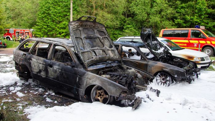 Feueralarm in Gehlberg: Zwei Autos brennen lichterloh