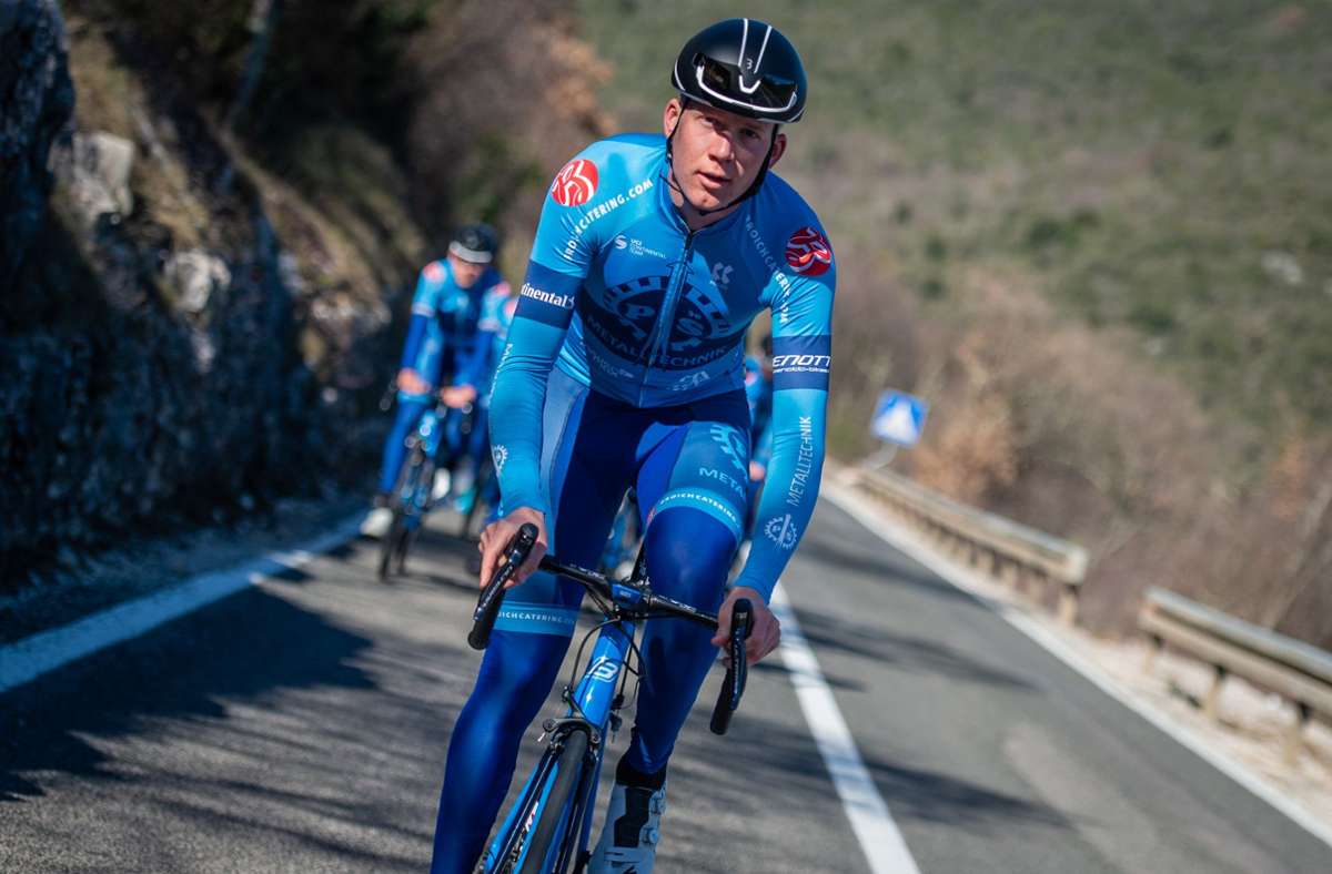 Tim Oelke im Training auf seinem blauen Benotti-Rad Foto:  