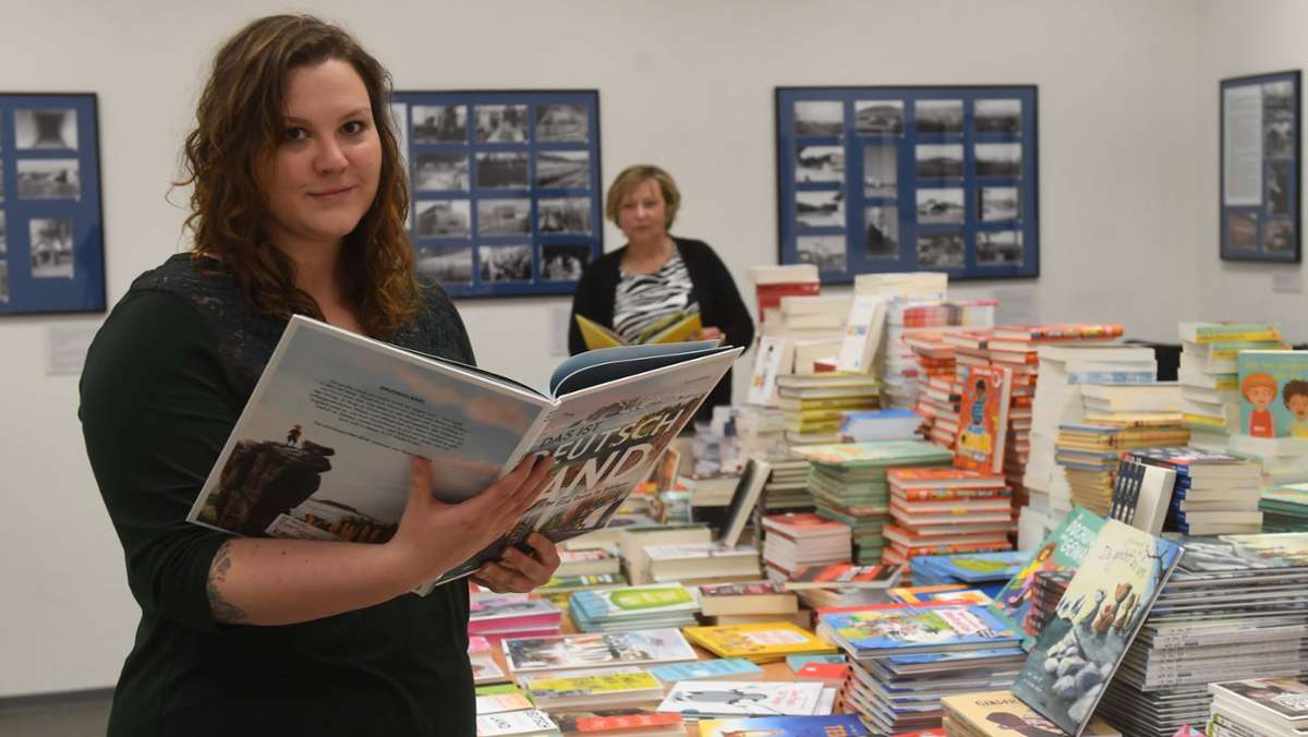 Demokratie lesen: Ein Bücherberg  für die Öffentlichkeit