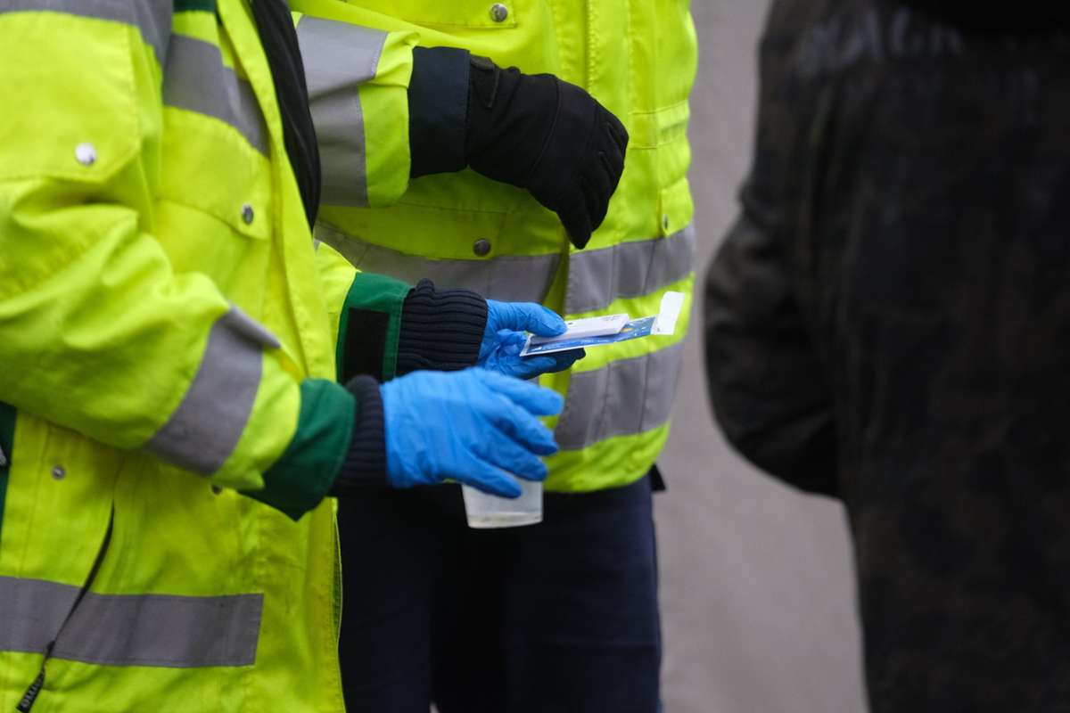 Polizeikontrolle mit Drogentest. Symbolbild. Foto: Sebastian Willnow/dpa