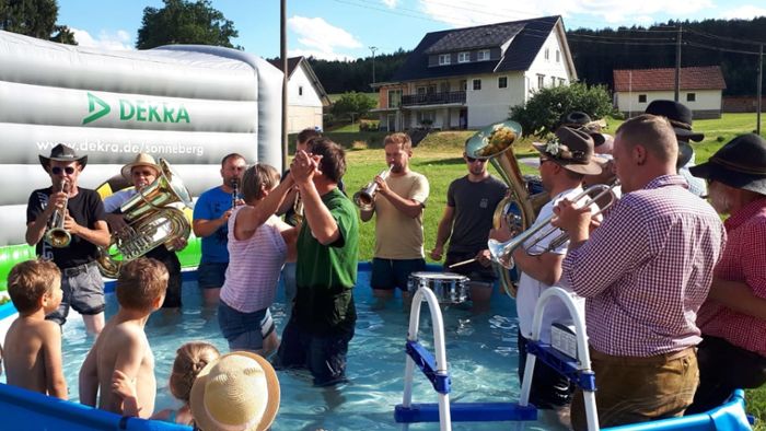 Spaß am Pool: Cooles Teichfest