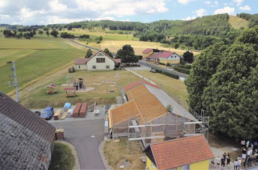 Blick von der Drohne aus auf die überdachte Tanzflächen auf dem Festplatz Friedelshausen. Foto:  