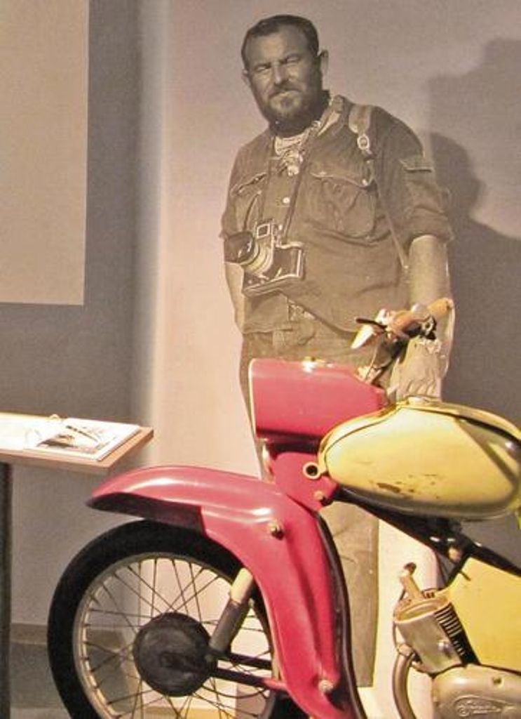 Die Simson-Maschine, die durch Asien fuhr, ist ein Star in der Ausstellung in Neckarsulm. Foto: Griebel