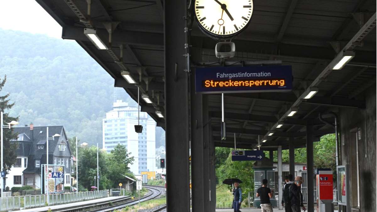 50 Züge betroffen : Dreister Kabeldieb stört Bahnverkehr in Region