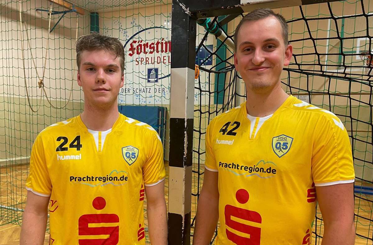 Zurück: Die Rückraumspieler Tizian Reum (links) und Martin Hantak tragen wieder das Trikot der HSG Werratal. Foto: HSG Werratal