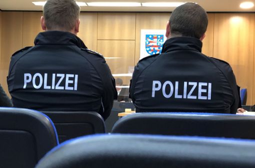 Polizisten verfolgen einen Prozess im großen Saal des Sonneberger  Amtsgerichtes. Foto: Müller