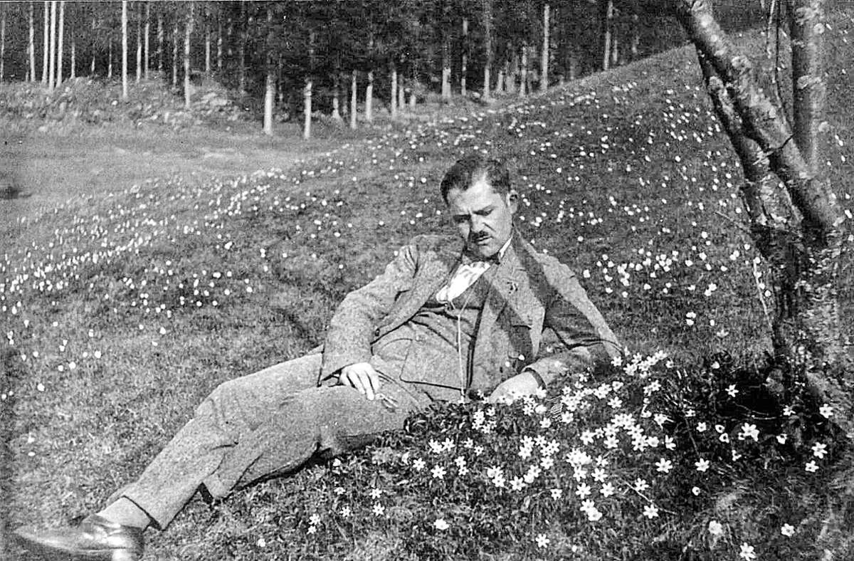Otto Schön auf einer Frühlingswiese in der Umgebung seiner Heimatstadt Suhl. Foto:  