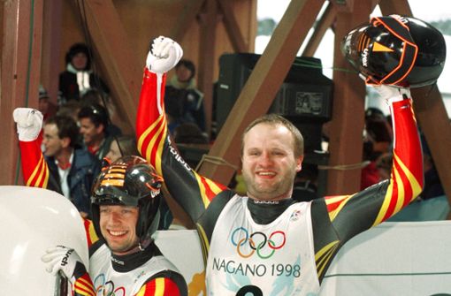 Zum  Karriere-Ende das zweite olympische Gold: Jan Behrendt (links) und Pilot Stefan Krauße bejubeln ihren Erfolg in Nagano 1998. Foto: dpa/Matthias Hiekel