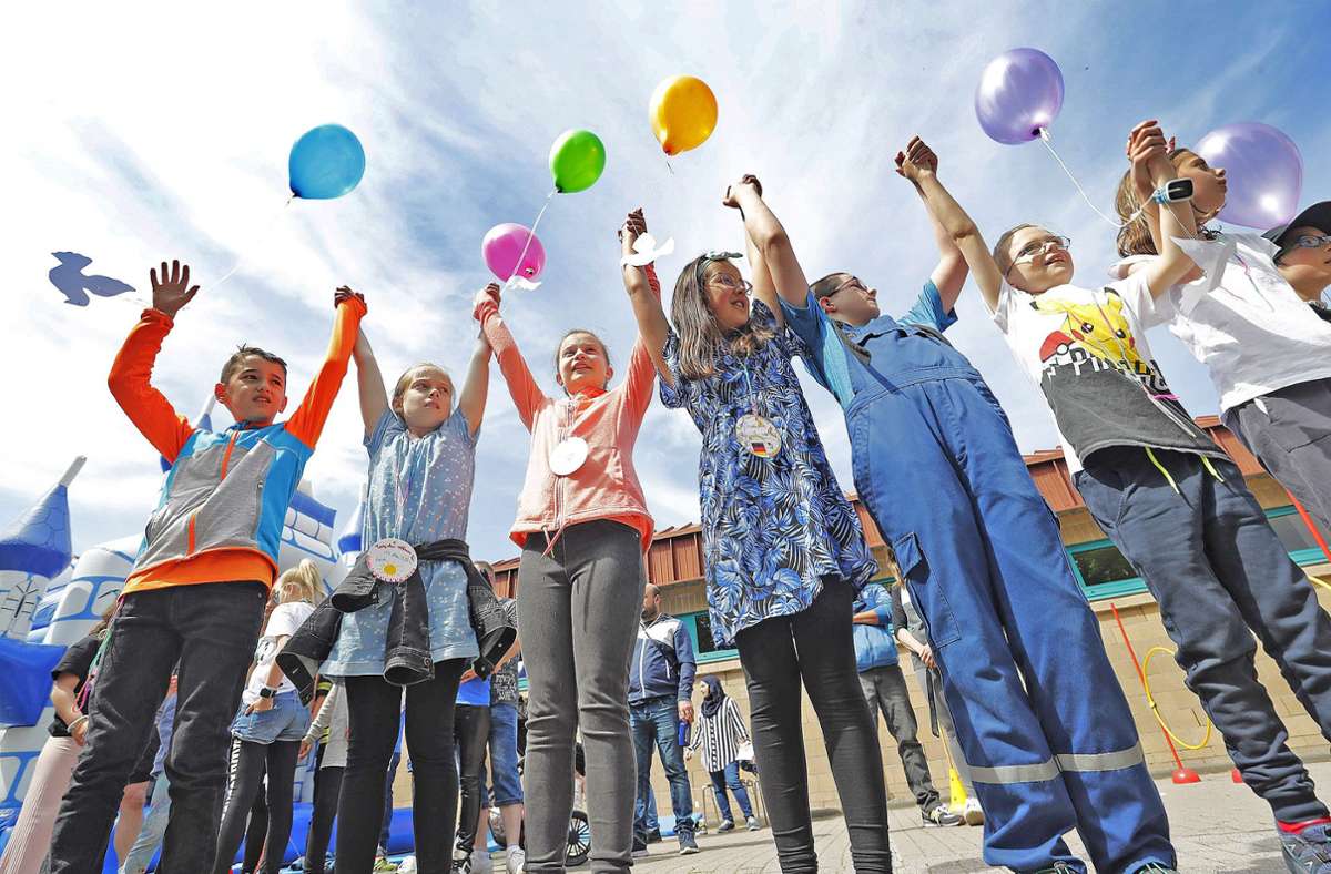 Samstagmittag stiegen viele Friedenstauben an bunten Luftballons in den Zella-Mehliser Himmel  – gestartet von 185 Schülern und zahlreichen zukünftigen Schulanfängern. „Das ist unser Zeichen für den Frieden“, sagte Schulleiterin Katrin von Fintel.