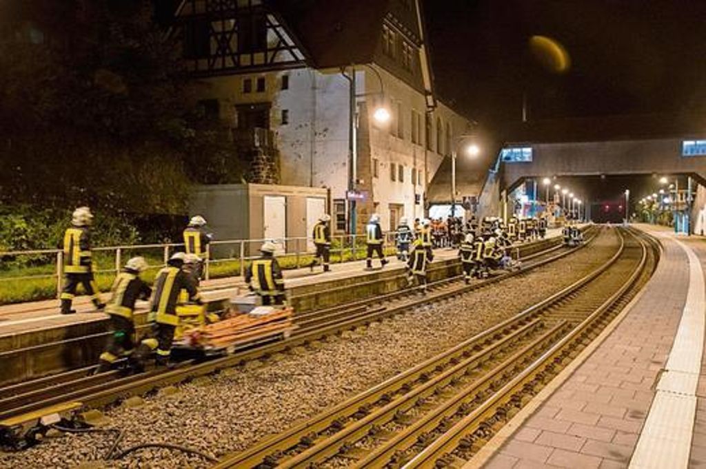 Nur eine Übung: Feuerwehrleute sind am späten Samstagabend am Oberhofer Bahnhof mit Technik auf dem Weg in den Brandleitetunnel,... Fotos (2): proofpic.de