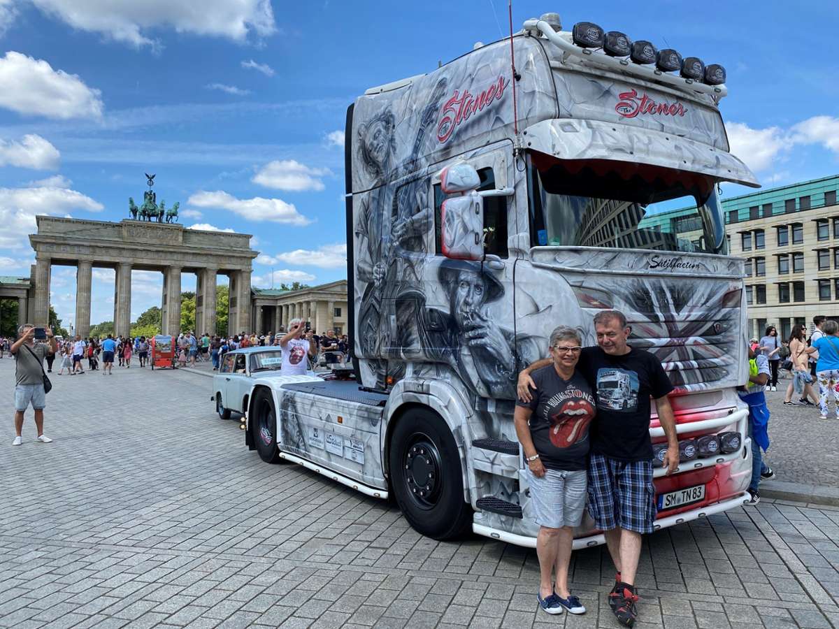 Der Schmalkalder Truck vor dem Adlon-Hotel. Der Lkw war bei vielen Berlin- Touristen ein beliebtes Fotomotiv.