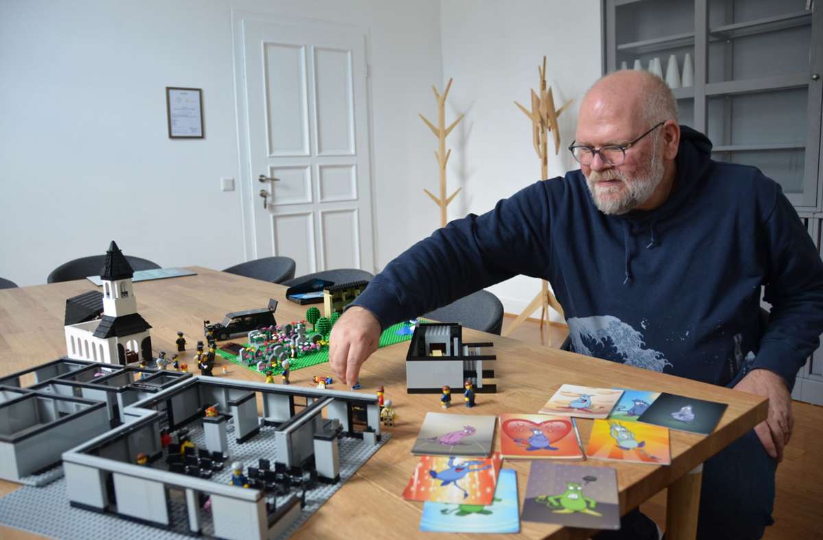 „Der Abschied ist so furchtbar wichtig“, sagt Lutz Ostheim-Dzerowycz. „Wenn es den nicht gibt,   ist die Trauer so viel schlimmer zu ertragen.“ Mit dem Spielzeug, das ein holländischer   Bestatter aus Lego-Komponenten zusammen gestellt hat, spielt er mit den Kindern genauso gern wie mit den Gefühlsmonsterkarten.
