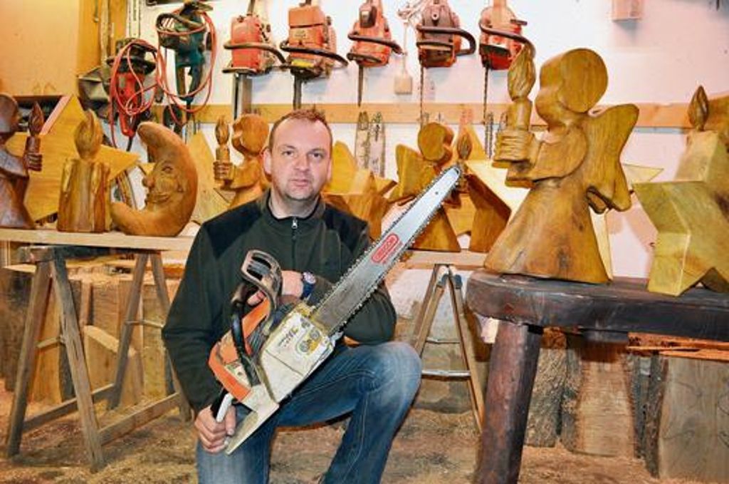 Holzkunst mit der Motorsäge ist das Markenzeichen von Dirk Rudolf.