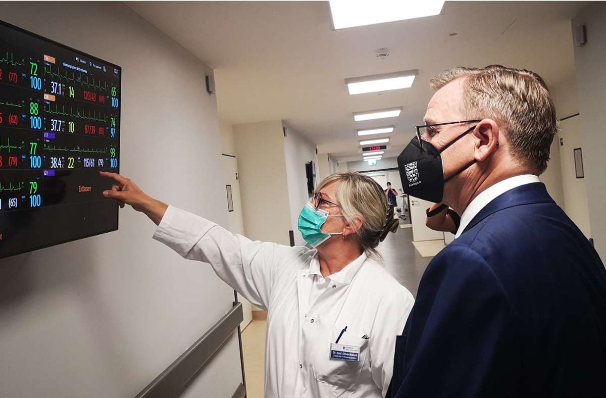 Clivia Malsch, Chefärztin der Frührehabilitation, zeigt Bodo Ramelow die Monitore, die auf dem Stationsflur die Vitalwerte der Patienten anzeigen.