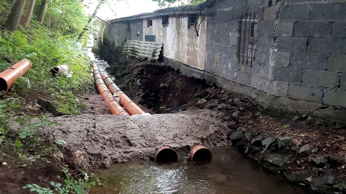Loch verschluckt Bach: Zwei Meter tiefer Trichter – Garagen droht der Abriss