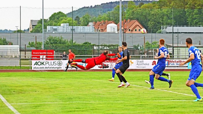 Fußball, Landesklasse: VfL Meiningen bezwingt den Suhler Torhüter