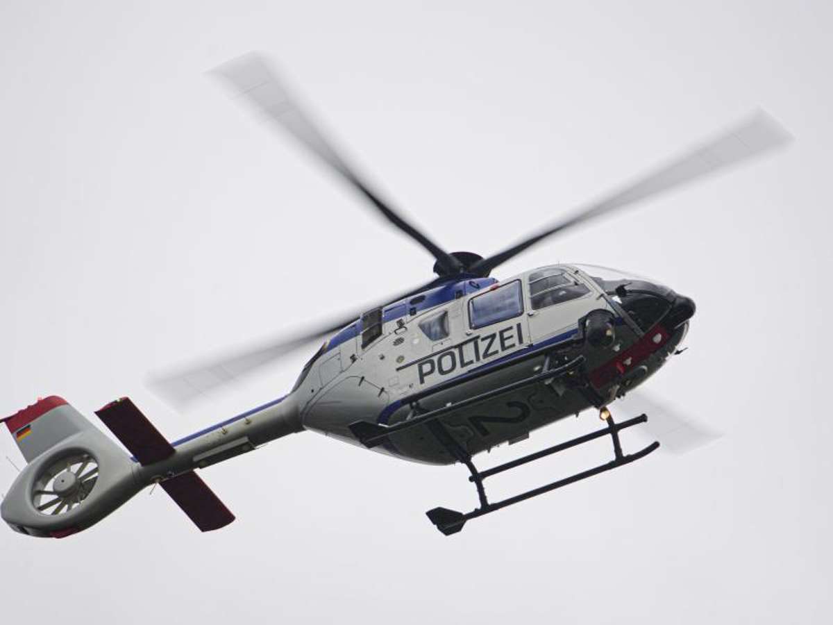 Ein Polizeihubschrauber fliegt während eines Sucheinsatzes. Foto: Robert Michael/dpa-Zentralbild/ZB/Symbolbild