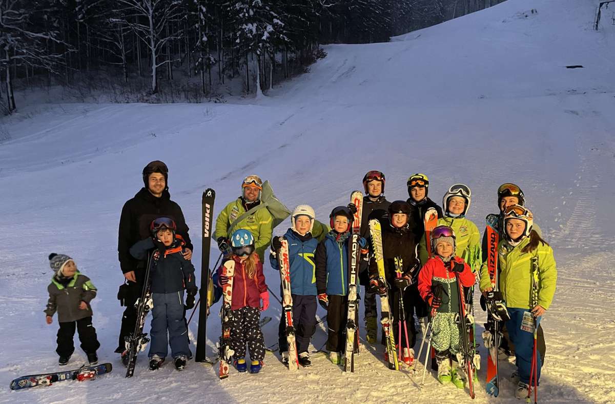 Die Kinder und Jugendlichen des Alpine Skiclubs Goldlauter habe schon eine erste Trainingseinheit am  gut   präparierten Salzberg absolviert. Foto: /privat