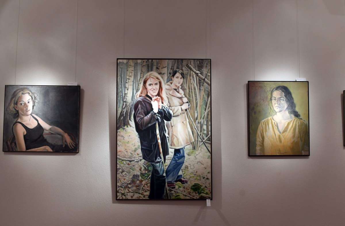 Die „Waldfrauen“ inmitten anderer Porträts.
