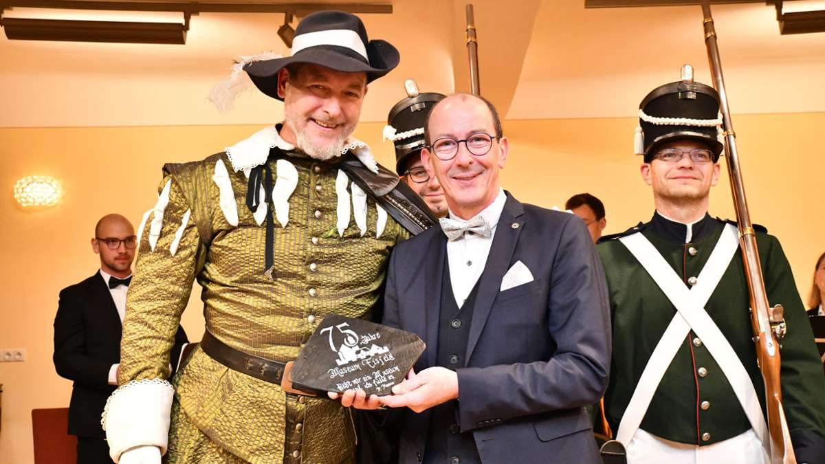 Herzog Johann Casimir von Sachsen-Coburg und Mitglieder der Eisfelder Stadtwache überreichen Museumsleiter Heiko Haine zum Andenken an dieses Jubiläum einen Schiefer „75 Jahre Museum Eisfeld“