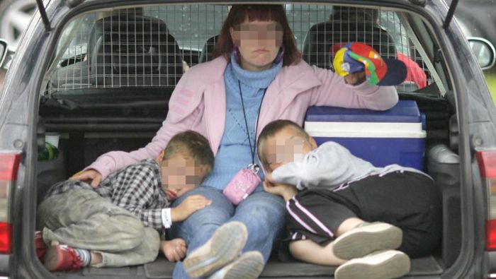 Polizisten schockiert: Mutter transportiert Dreijährigen im Kofferraum