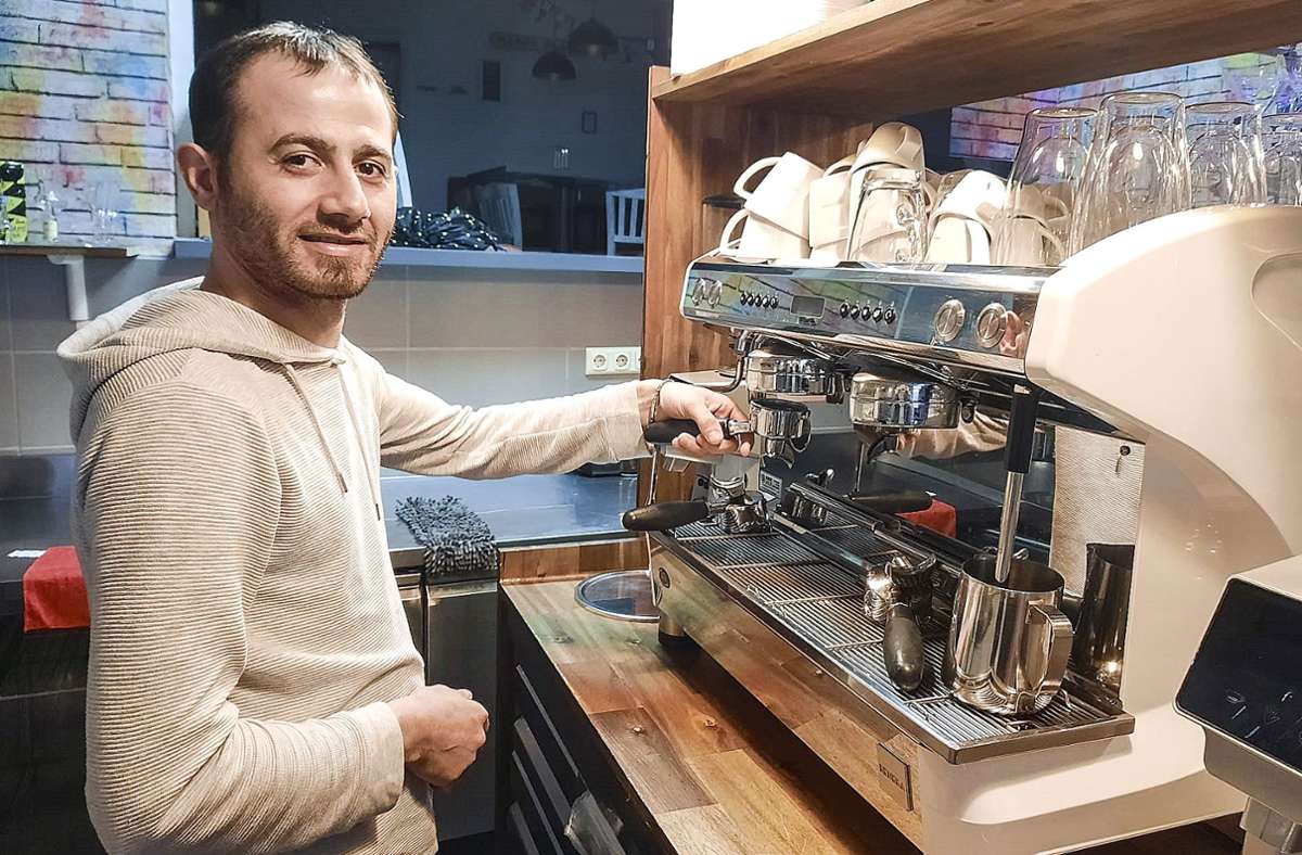 Iibish Mohammad an einem der Herzstücke des Eiscafés – dem Kaffeeautomaten.