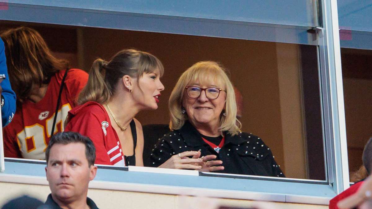 Taylor Swift und Travis Kelces Mutter Donna – die selbst eine kleine Berühmtheit in den USA ist.