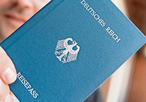 Wenn sogenannte Reichsbürger ihren Pass abgeben, könnten sie künftig dafür zur Kasse gebeten werden. Foto: dpa