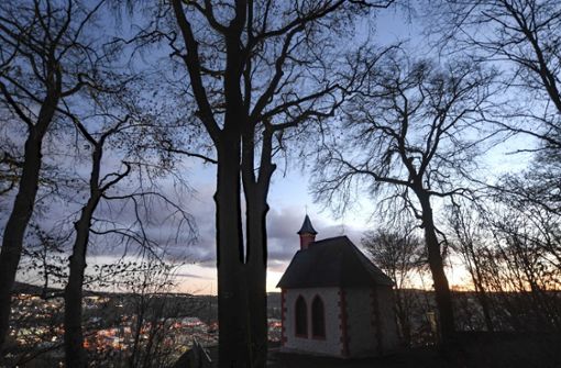 Wenn  es Nacht wird in Suhl, bleibt die bislang angestrahlte Ottilienkapelle am Domberghang im Dunkeln. Fraglich ist, wie lange die Straßenbeleuchtung noch brennt. Foto: /Bastian Frank