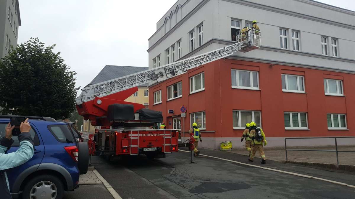 Feuerwehr-Übung in Sonneberg: Menschen über Drehleiter evakuiert